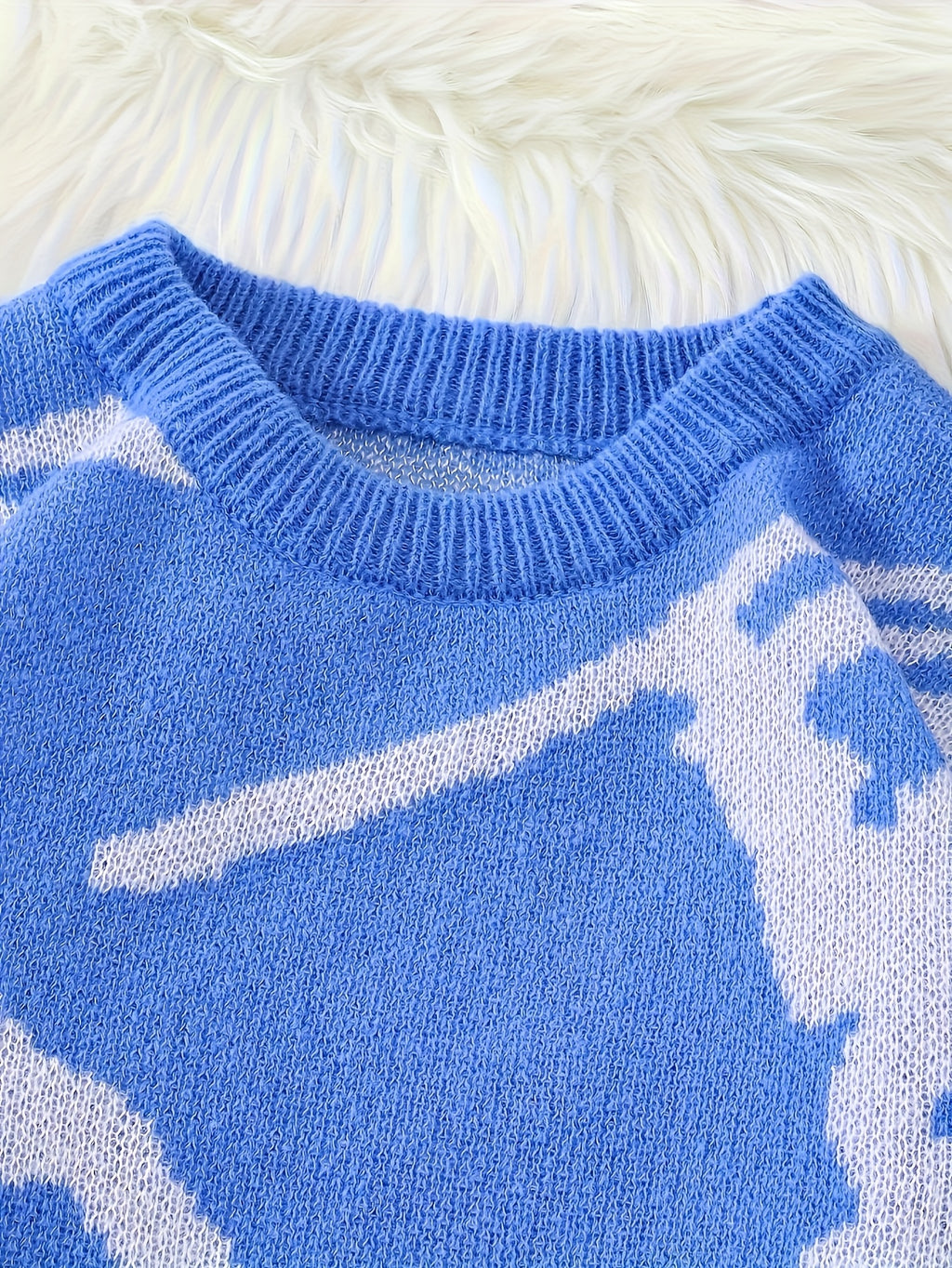 Clean design knitted sweater.