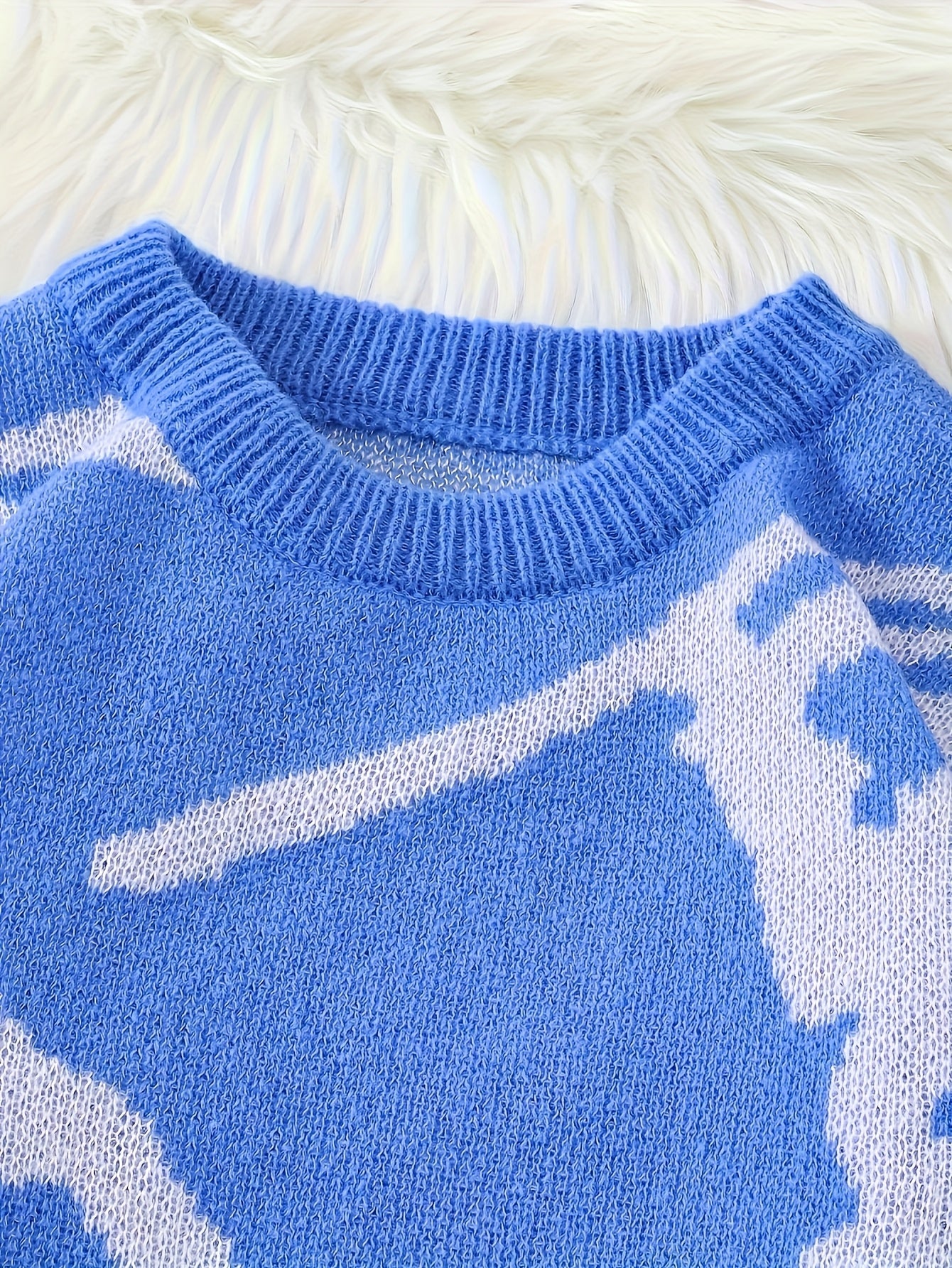 Clean design knitted sweater.