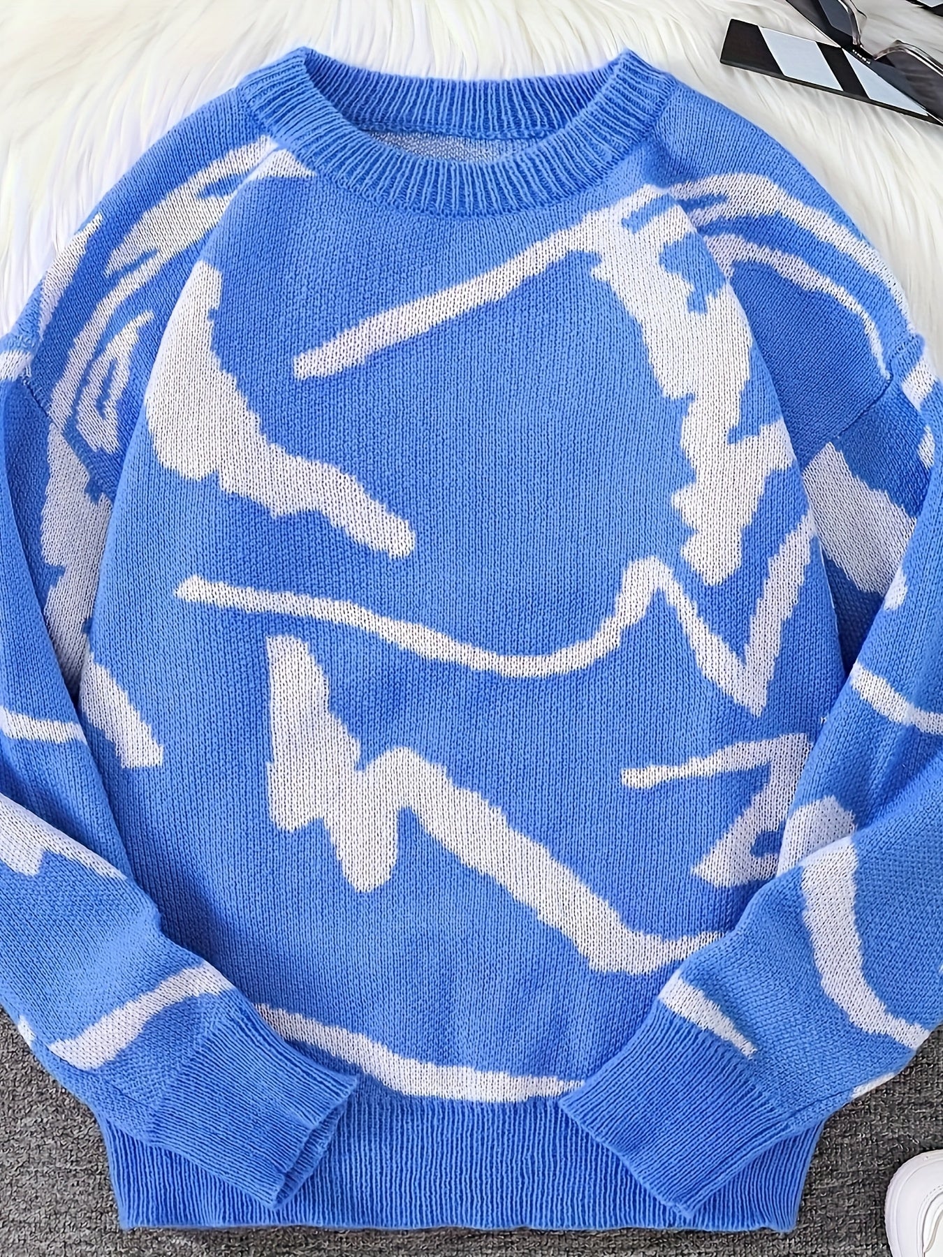 Clean design knitted sweater.