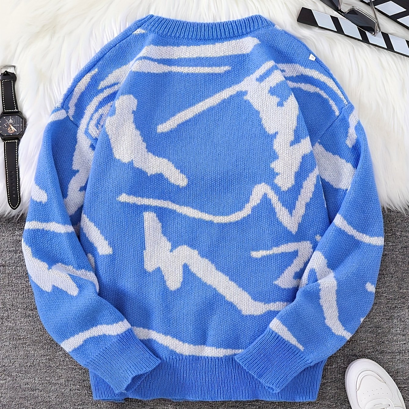 Clean design knitted sweater.