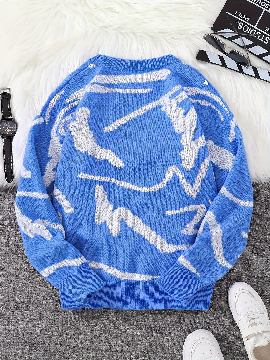 Clean design knitted sweater.