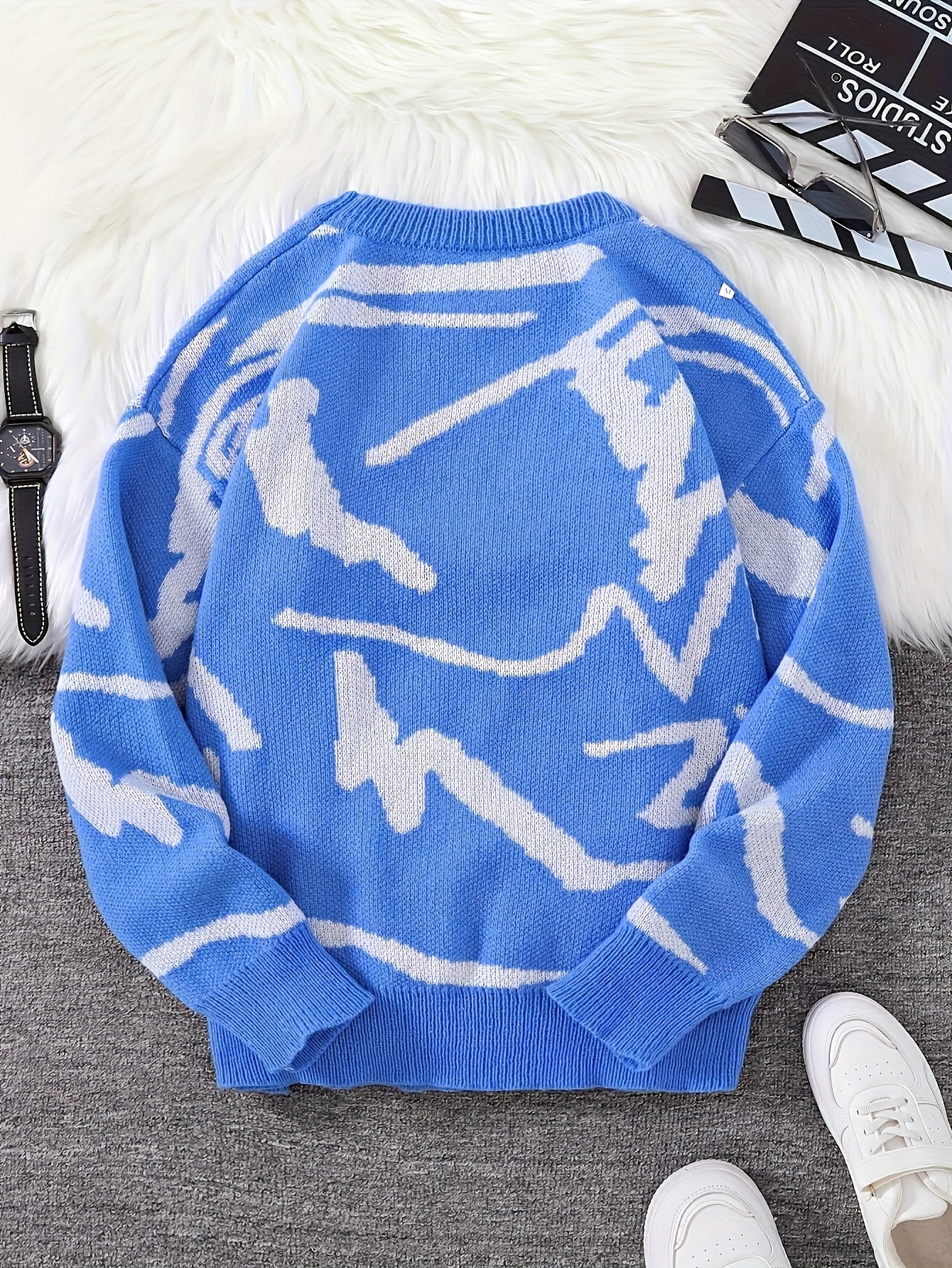 Clean design knitted sweater.