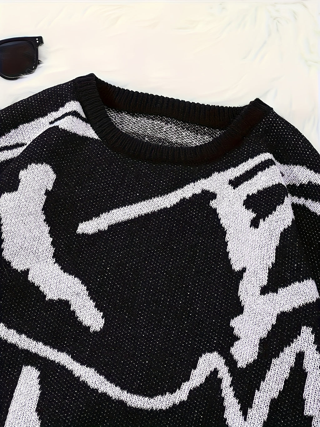Clean design knitted sweater.